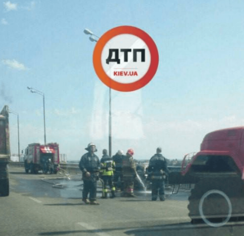 В Киеве на мосту через Днепр сгорело авто, фото с места происшествия