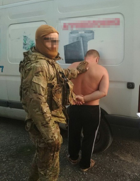 Силовик и задержанный злоумышленник Силовик и задержанный злоумышленник