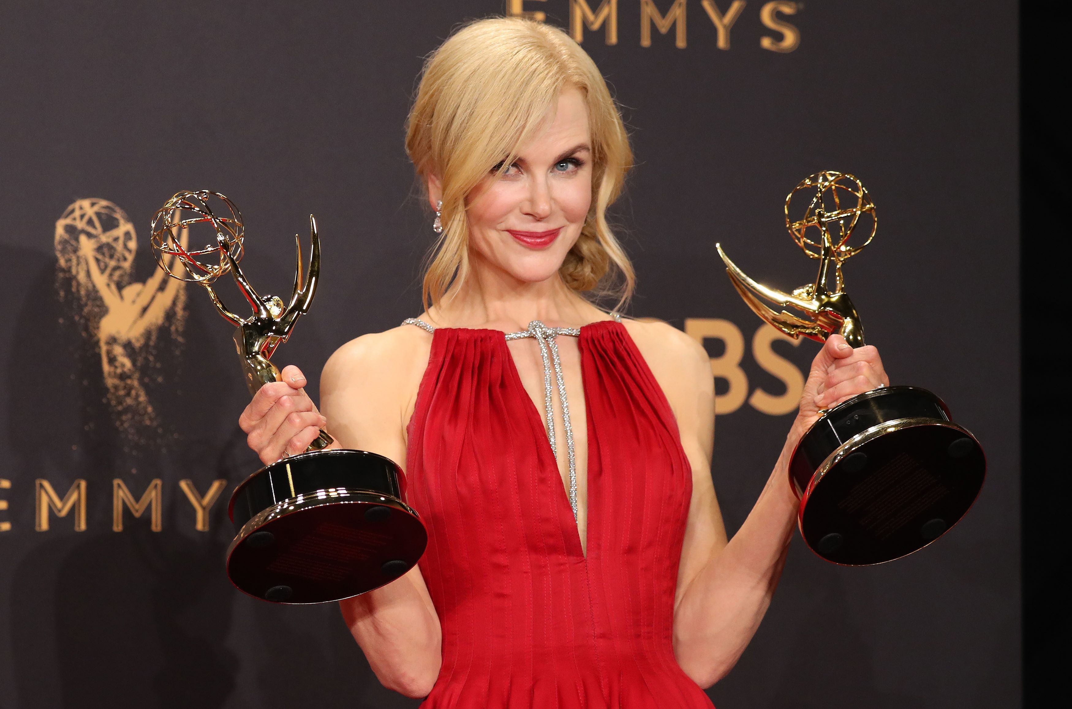 Премия женская. Николь Кидман Эмми. Николь Кидман премия. Nicole Kidman Emmys Awards 2017образ. Эмми 2004 церемония.