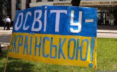 Парубий подписал закон о языке не сходя с трибуны