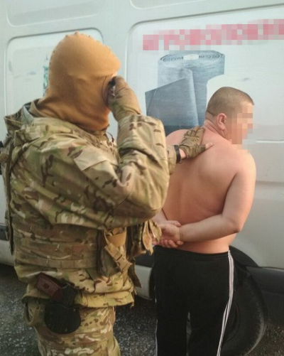 Силовик и задержанный злоумышленник Силовик и задержанный злоумышленник