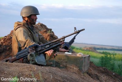 Боевик в окопе, иллюстрация Боевик в окопе, иллюстрация