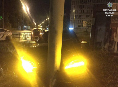 Погоня в Киеве. Пьяный лихач на иномарке, скрываясь от копов, влетел в столб