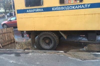 В Киеве начался потоп из-за прорыва труб В Киеве начался потоп из-за прорыва труб