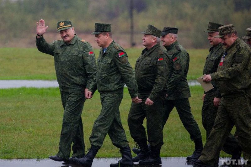 З автоматом у руках: Лукашенко в бронежилеті прилетів до свого палацу