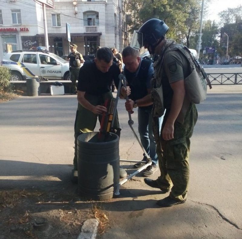 В Мариуполе возле театра нашли взрывоопасный предмет, опубликованы фото