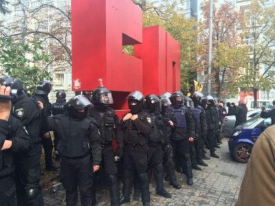 "Азовцы" напали на офис партии Балашова и разбили корову, опубликованы фото и видео