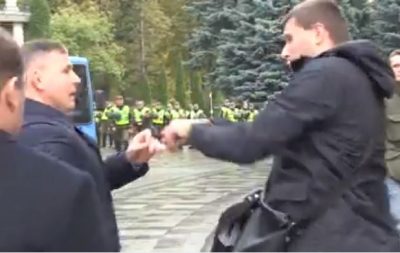 Стычка между нардепом Владимиром Парасюком (справа) и начальником Управления государственной охраны Украины Валерием Гелетеем
