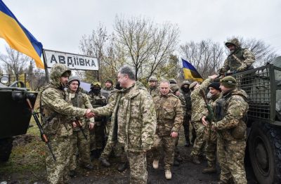 Петр Порошенко встречается с защиниками под Авдеевкой, иллюстрация. Петр Порошенко встречается с защиниками под Авдеевкой, иллюстрация.