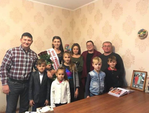 Александр Тигов (слева) с семьей Чеботаревых Александр Тигов (слева) с семьей Чеботаревых