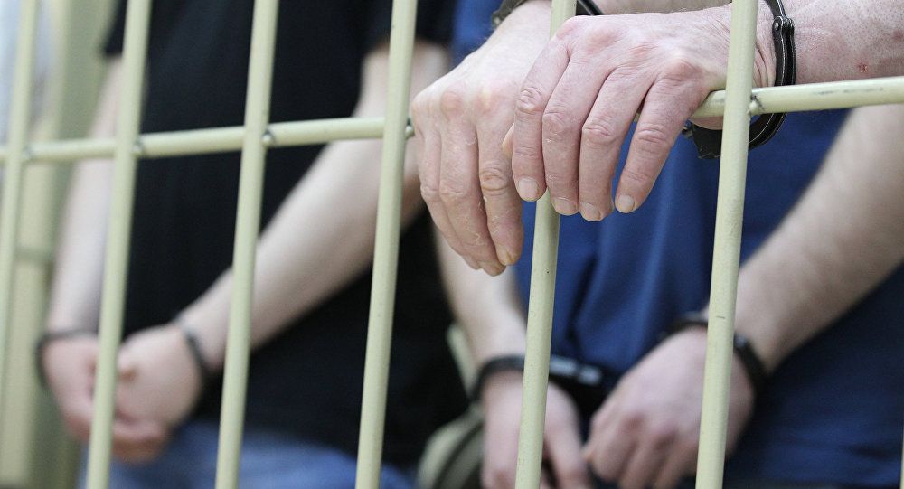 Задержанные в наручниках Задержанные в наручниках