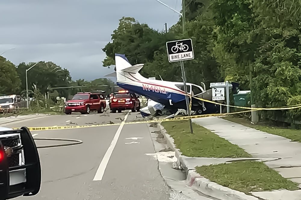 В США самолет аварийно сел на трассу, опубликованы фото и видео
