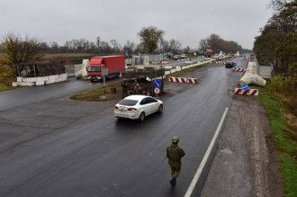 Пропускний пункт, силовики, Донбас Пропускний пункт, силовики, Донбас