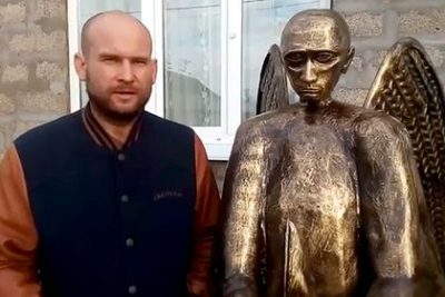 В России создали странную скульптуру Путина: крылатый медведь с осетром, опубликованы фото и видео