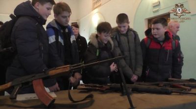Боевики показали детям оружие Боевики показали детям оружие