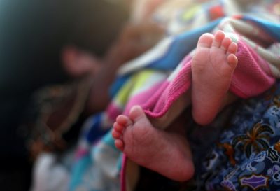 В Первомайск к больнице подкинули новорожденного с ссадинами, синяками и царапинами