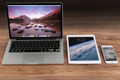Смартфон iPhone и ноутбук MacBook