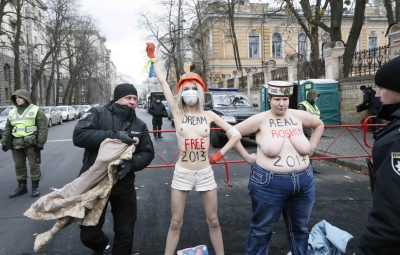 Годовщина Евромайдана. Активистки Femen устроили "голую" акцию под АП, опубликованы фото и видео