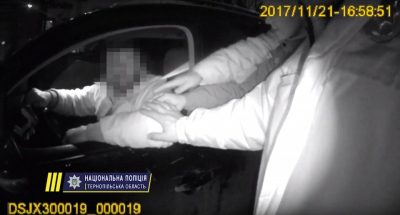 Депутат на инвалидной коляске нанес полицейским черепно-мозговые травмы