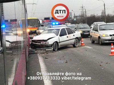 В Киеве иномарка влетела в розовый троллейбус, есть пострадавшие, опубликованы фото и видео
