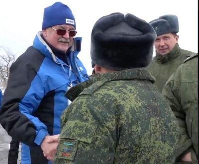Наьблюдатель ОБСЕ приветствует боевика Наьблюдатель ОБСЕ приветствует боевика