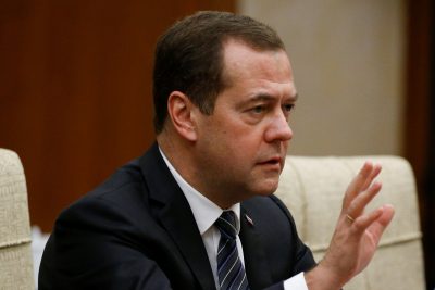Великий мыслитель и патриот Медведев обязан надувать щеки