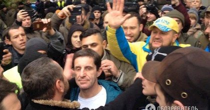 В Киеве под зданием суда напали на советника Авакова, опубликованы фото и видео
