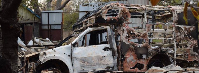 Под Донецком боевики обстреляли военных медиков и взорвали санитарный автомобиль