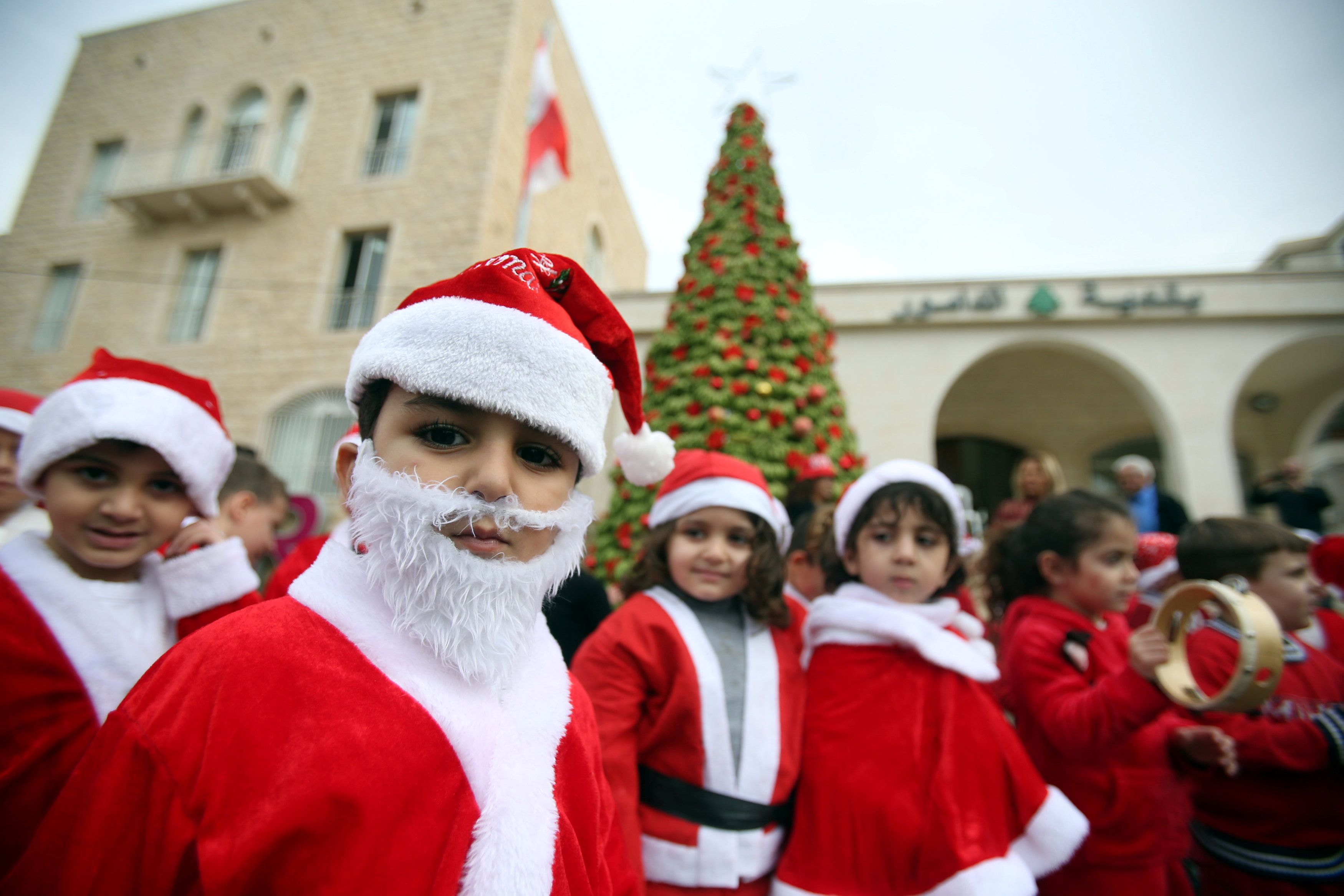 Дети оделись в костюмы Санта-Клауса.