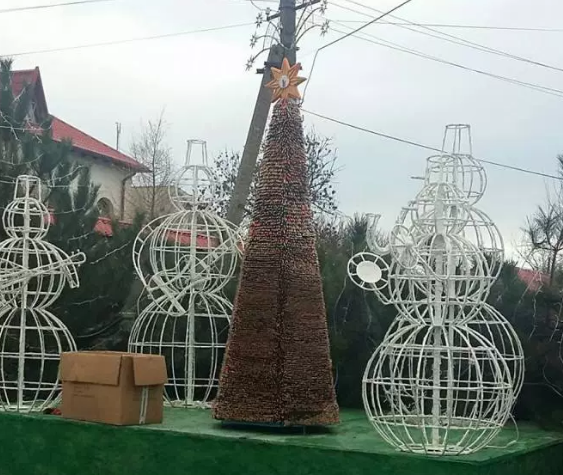 В Доброславе создали елку из карандашей В Доброславе создали елку из карандашей