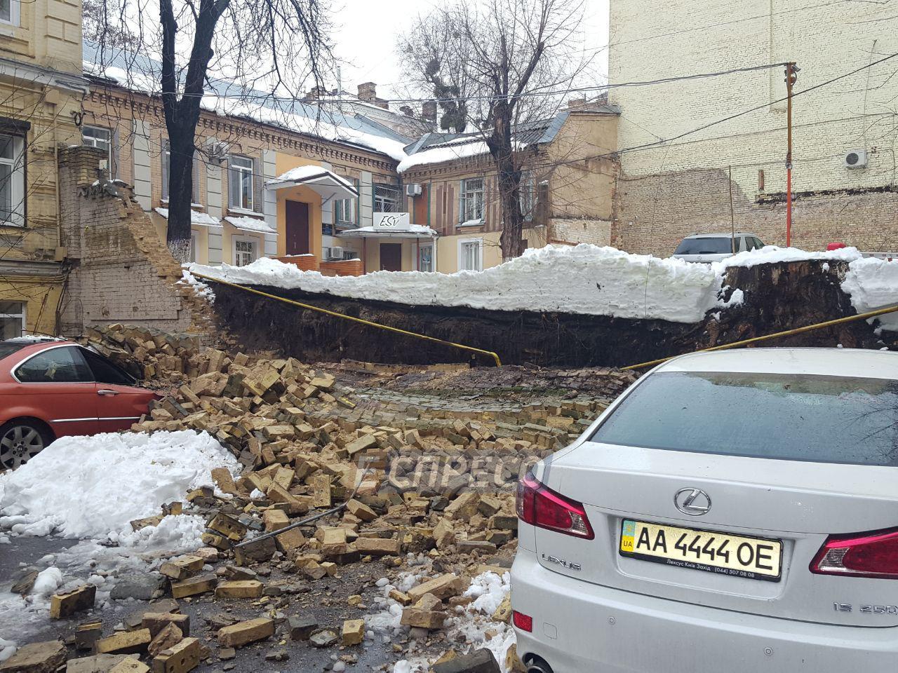 В центре Киева рухнувшая стена во дворе раздавила два авто и перебила газопровод