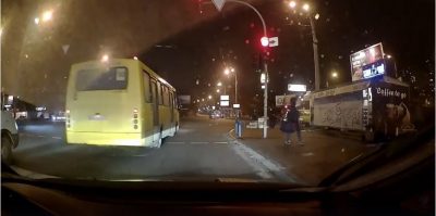 В Киеве маршрутчик "рванул" на красный свет через шесть полос: видео