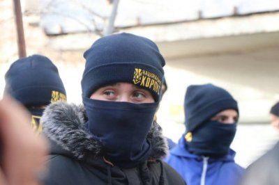 В Херсоне националисты забросали яйцами соратника Медведчука и полицию, опубликованы фото и видео