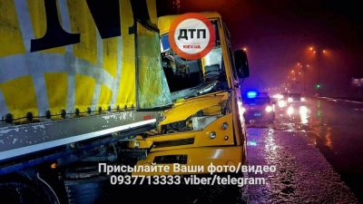 ДТП в Киеве. Маршрутка врезалась в грузовик, есть пострадавшие