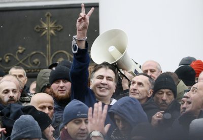 Саакашвили пошел на захват админучреждений