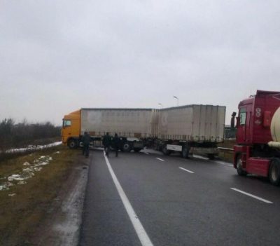 Дальнобойщики заблокировали дорогу на границе с Польшей, опубликованы фото