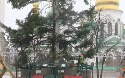 Пока лысоватая. В Киеве установили главную елку Украины, видео