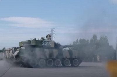 Китайский военный показал виртуозную парковку Китайский военный показал виртуозную парковку
