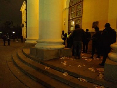 Правоохранители возле "Октябрьского дворца". Правоохранители возле "Октябрьского дворца".