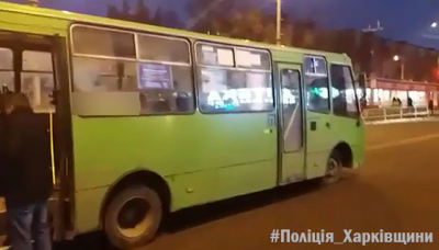 В Харькове пьяный мужчина угнал маршрутку и устроил ДТП: фото, видео