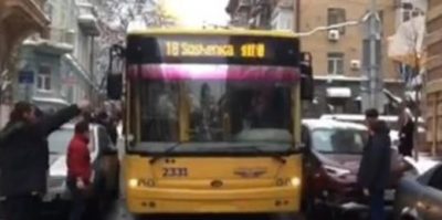 Разъяренные пассажиры прокололи шины и поцарапали авто, перекрывшее движение в центре Киева