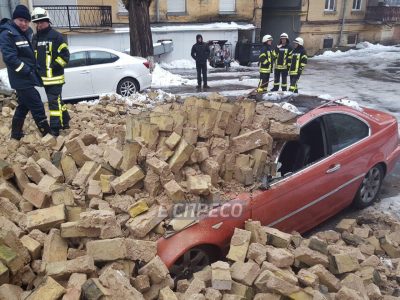 В центре Киева рухнувшая стена во дворе раздавила два авто и перебила газопровод