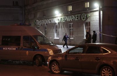 Следователи допрашивали подозреваемого Следователи допрашивали подозреваемого