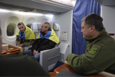 Петр Порошенко вместе с освобожденными пленными летит в Киев. Петр Порошенко вместе с освобожденными пленными летит в Киев.