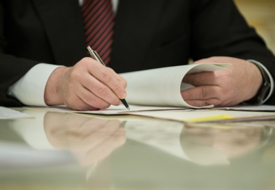 Эксперт сообщил, что Петр Порошенко нарушил закон, присвоив дипломатические ранги нардепам