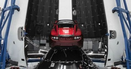 "Решили отправить что-то необычное". Маск показал Tesla, которая полетит в новой ракете