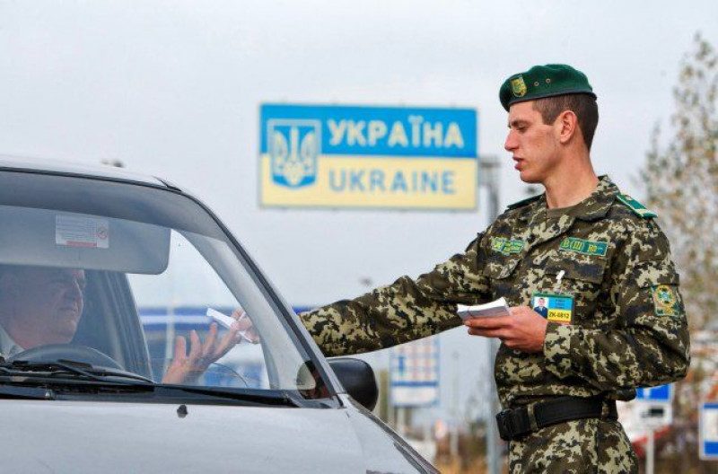 Украинцы попытались прорваться в Польшу и избили пограничника: опубликовано видео