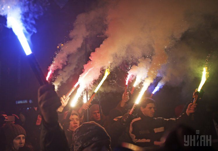 В Киеве факельное шествие националистов закончилось вече на Майдане