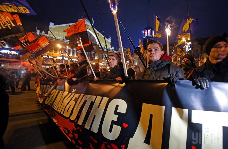 В Киеве факельное шествие националистов закончилось вече на Майдане