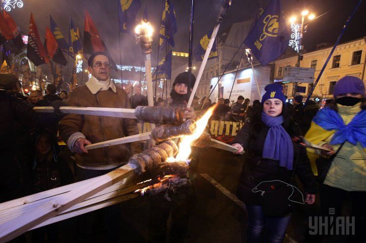 В Киеве факельное шествие националистов закончилось вече на Майдане